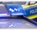Symbolbild: Daniel Karmann/dpa
Polizeikräfte schauen sich derzeit in dem Gebäude um, in dem sich eine Grund- und eine Mittelschule befinden.