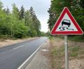 Bild: ck
Auf der frisch sanierten B 22 zwischen Wieselrieth und der Abzweigung nach Lerau (bei Leuchtenberg) fühlt sich die Fahrbahn für Autofahrer wellig an. Die beauftragte Firma Josef Rappl GmbH & Co. KG und das Bauamt Amberg-Sulzbach sind gemeinsam auf Ursachenforschung.