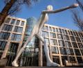Bild: Peter Kneffel/dpa
Die Skulptur „Walking Man“ vor einem Verwaltungsgebäude der Munich Re. Für den Dax-Konzern liefen die Geschäfte im ersten Quartal erfreulich. (Symbolbild)