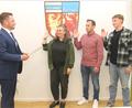 Bild: pi
Bürgermeister Ernst Lenk (links) vereidigt die neuen Ratsmitglieder Katrin Ziegler, Sebastian Bergmann und Fabian Ziegler (weiter von links).