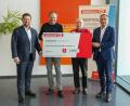 Bild: Wolfgang Graser
Die Geschäftsführer der Firma Markgraf überreichen den Scheck an den Verein Rasselbande besondere Kinder e.V.