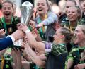 Bild: Fabian Strauch/dpa
2024 nach dem Finale gegen Bayern durfte Alexandra Popp den DFB-Pokal in die Höhe stemmen - und diesmal? (Archivbild)