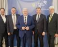 Bild: gsp
Die neue Führungsriege des Kreistags: Henner Wasmuth(JU) (von links), Hans-Martin Schertl /FW), Landrat Richard Reisinger (CSU), Stefan Braun (CSU) und Michael Rischke (SPD).