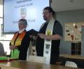 Bild: rn
Ein Novum im Stadtrat: Diplom-Religionspädagogin Lydia Engelhardt und Pfarrer Johannes Bosco Ernstberger eröffnen konstituierende Sitzung mit einer ökumenischen Andacht
