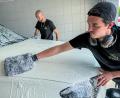 Bild: Stephan Huber
Artur Golland und Karim Cherid (vorne rechts) waschen jedes Auto per Hand.