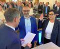 Bild: ass
Oberbürgermeister Michael Fritz vereidigt seine Stellvertreter (von links) Tuncer Ayten und Birgit Fruth. Die CSU ging bei der Wahl der Bürgermeister dieses Mal leer aus.