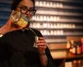 Bild: Miriam Weisz/Mixology/Meininger Verlag/dpa
Diese Nachricht ist nicht aus den 80ern: Clara Schoper (24) aus der Münchner „Zephyr Bar“ hat mit „Rum-Cola“ einen Cocktailwettbewerb gewonnen. (Handoutbild)