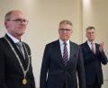 Bild: szl
Lang anhaltender Applaus gab es für den frisch vereidigten neuen Bürgermeister der Kreisstadt, Hans-Peter Schärl (links). Die Vereidigung übernahm Franz Häring (rechts), die Amtskette übergab Vorgänger Franz Stahl (Mitte).