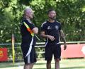 Archivbild: Hubert Ziegler
Ilker Caliskan (rechts), Trainer SG Michaelpoppenricht/Traßlberg und der Sportliche Leiter Andreas Schinhammer (links) steigen mit "Trapo" in die Kreisliga auf.