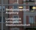 Bild: Stefan Puchner/dpa
Ein Jugendlicher muss sich wegen eines rassistisch motivierten Mordversuchs vor dem Augsburger Landgericht verantworten. (Symbolbild)