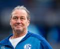 Bild: Guido Kirchner/dpa
Huub Stevens war mehrfach und insgesamt gut sieben Jahre Trainer des FC Schalke 04 (Archivbild).