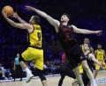 Bild: Xavi Urgeles/ZUMA Press Wire
Kay Bruhnke im Zweikampf mit Athens Lukas Lekavicius. Der Neustädter überzeugte im Finale wieder einmal als Allrounder.
