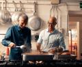 Bild: Matt Holyoak/National Geographic/dpa
Hier lässt sich der Schauspieler Stanley Tucci (rechts) von Giuseppe Bertoleoni auf der Insel Tavolara vor Sardinien bekochen. Tucci besucht in der 2. Staffel von „Stanley Tucci in Italien“ wieder viele Küchen.
