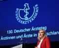 Bild: Julian Stratenschulte/dpa
Ministerin Warken verteidigte ihr Sparpaket gegen Kritik der Ärzte.