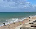Bild: Anahita Hossein-Pour/PA Wire/dpa
Zahlreiche Einsatzkräfte sind am Strand in Brighton eingetroffen.