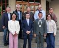 Bild: Portner
Das sind die Neuen im Stadtrat Oberviechtach (von links): Reinhard Elsner, Daniela Heigenhauser, Josef Biebl, Peter Pirzer, Georg Schwindl, Thomas Endrich, Maria Heinrich und Michael Zwack zusammen mit Bürgermeister Rudolf Teplitzky nach der Vereidigung.