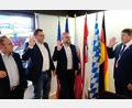 Bild: Robert Dotzauer
Die neuen Kirchenthumbacher Ratsmitglieder Patrick Goß, Dominik Fraunholz und Frank Landgraf (von links) bei der Vereidigung durch Bürgermeister Ewald Plößner.