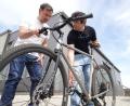 Bild: ui
Der Altenstädter Fahrradhändler Ludwig Fritsch junior (links) begutachtet das Meisterstück seines Mitarbeiters Jonas Sittler: Ein Gravelbike mit selbst konstruiertem und gelötetem Rahmen samt kompletter Ausstattung.