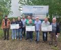 Bild: Bürgerwindenergie Hoher Weg GmbH &amp; Co. KG
Die Bürgerwindenergie Hoher Weg unterstützt regionale Projekte. Bei der Übergabe der Spenden gab es symbolische Schecks.