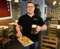 Bild: lnz
Andreas Schander mit Brotzeitbrett und Zoiglbier im Marktcafé des Mehrgenerationenhauses in Mitterteich: Der 39-Jährige hat eine Event- und Cateringfirma gegründet und will mit regelmäßigen Veranstaltungen die Gastroszene bereichern.
