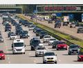 Bild: Stefan Puchner/dpa
Auch auf der Autobahn 8 rechnet der ADAC wieder mit viel Verkehr rund um den Feiertag. (Archivbild)