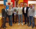 Bild: mfh
Bürgermeister Jörk Kaduk (links) vereidigte sechs neue Markträte (von links): Jasmin Seidl-Kreuzer, Tobias Luber, Markus Rippl, Udo Hagerer, Klaus Hafner und Wolfgang Platzer.