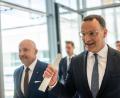 Bild: Michael Kappeler/dpa
Der Koalitionsausschuss habe entschieden, das Vorhaben nicht weiterzuverfolgen, schrieben Fraktionschef Jens Spahn (rechts) und CSU-Landesgruppenchef Alexander Hoffmann an die Abgeordneten der Union. (Archivbild)