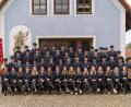 Bild: Stefan Jäger
Vor dem schmucken Gerätehaus stellen sich die Aktiven der Feuerwehr zum Gruppenfoto für das anstehende Großereignis, den Feierlichkeiten zum 125-jährigen Bestehen der Wehr.