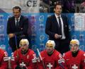 Bild: Darko Vojinovic/AP/dpa
Ende kurz vor der Heim-WM: Wegen eines gefälschten Impf-Zertifikats musste Patrick Fischer (r) als Schweizer Nationaltrainer gehen. (Archivbild)