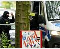 Bild: Fabian Sommer/dpa
Die Polizei in Berlin geht mit einer Razzia gegen illegalen Waffenbesitz und Bandenkriminalität vor.