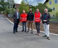Bild: Daniel Weigl, Stadt Schwandorf
Reinhard Schade, Günter Kraus, Maximilian Zugschwert, Stefan Trettenbach und Oberbürgermeister Andreas Feller (von links) überzeugen sich von der abgeschlossenen Neugestaltung der Höflarner Straße.