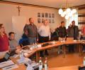 Bild: ak
Vereidigung der neuen GR-Mitglieder v.l. stehend Andrea Sertl, Stefan Reichel, Marco Philipp, Florian Kastner, Stephan Minnich und Birgit Übelmesser