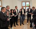 Bild: lnz
Bürgermeister Stefan Grillmeier (stehend, rechts) vereidigte zu Beginn der Sitzung die sechs neuen Mitglieder des Stadtrats.