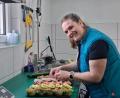Bild: Doris Scharnagl-Lindinger
Jaqueline Jettke bei der Gestaltung einer Häppchen-Platte: 2025 gründete sie in Pechbrunn einen Partyservice.