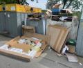 Bild: Stadt Vohenstrauß/exb
Vor den Containern in der Lagerhausstraße in Vohenstrauß stapelt sich der illegale Müll. Bauschutt und Silikonkartuschen oder Gelbe Säcke sind hier fehl am Platz, und auch Kartonagen dürfen nicht vor den Containern abgelegt werden.