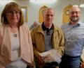 Bild: Fred Lehner
Marika Mauerer (links) und Thomas Stetter (rechts) gratulierten Vorstandsmitglied Walter Wirth für seine 30-jährige Mitverantwortung in der Geschäftsführung der Baugenossenschaft "Eigenheim" in Floß.