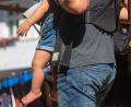 Bild: Fernando Gutierrez-Juarez/dpa
In Deutschland erklären 42 Prozent der Väter, kranke Kinder mindestens ebenso häufig zu betreuen wie ihre Partnerinnen. (Symbolbild)