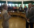 Bild: gsp
Hubert Blödt, das älteste Gemeinderatsmitglied, nahm der neuen Bürgermeisterin Elisabeth Gruber den Eid ab.