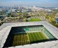 Bild: picture alliance / dpa
Die VW-Stadt Wolfsburg: im Vordergrund die Volkswagen-Arena, dahinter das Volkswagen-Werk.
