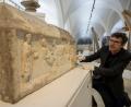 Bild: Stefan Puchner/dpa
Augsburgs Stadtarchäologe Sebastian Gairhos zeigt ein römisches Grabrelief, das Ende des Jahres bei einer großen Ausstellung in Rom präsentiert werden soll. (Archivbild)
