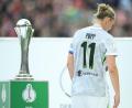 Bild: Fabian Strauch/dpa
Abschied ohne Titel: Nach dem 0:4 ging Popp mit gesenktem Kopf an der Trophäe vorbei.