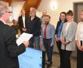 Bild: Gerhard Franz
Erster Bürgermeister Hermann Böhm (links) vereidigt die neuen Poppenrichter Gemeinderäte (von rechts): Sarah Dehling, Michaela Kredler, Simone Luttenberger, Johannes Ambros und Roger Hoffmann. Michaela Kredler wurde auch zur Dritten Bürgermeisterin gewählt.