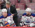 Bild: Lynne Sladky/AP/dpa
Kris Knoblauch (hinten) ist nicht mehr der Coach von Leon Draisaitl (r). (Archivbild)