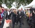 Bild: Karl-Josef Hildenbrand/dpa
Steinmeier geht in Würzburg auf Tuchfühlung.