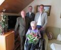 Bild: adj
Seit 60 Jahren gehen Ferdinand und Sieglinde Kamm gemeinsam durchs Leben. Stadtpfarrer Thomas Kopp und Bürgermeister Ernst Schicketanz (hinten von links) gratulierten.