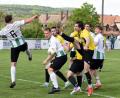 Bild: Gebert
Der SV Poppenreuth (gelbe Trikots) und der SV Pechbrunn, Szene vom Poppenreuther 2:1-Sieg am vergangenen Sonntag, treffen sich nächste Saison in der Kreisklasse wieder. Poppenreuth zieht sich aus der Kreisliga zurück, Pechbrunn steigt sportlich ab.