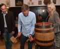 Bild: Gerhard Franz
Anzapfen kann er, der neue Oberbürgermeister Michael Fritz, denn bei der Dultbierprobe gelang es ihm, kritisch beäugt von der AMC-Geschäftsführerin Erika Sauerwein (rechts) und dem Bräu Franz Kummert (links), mit drei kräftigen Schlägen das erste Fass Dultbier anzuzapfen und das ohne Spritzer.