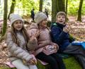Bild: Roland Wellenhoefer
Waldluft macht hungrig: Drei Kinder genießen auf einem der typischen Steinwald-Felsen ihre Brotzeit mitten im Wald.