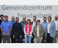 Bild: sche
Die neu vereidigten Freudenberger Gemeinderatsmitglieder der Wahlperiode 2026 bis 2032 von links: Johannes Altmann (Grüne), Dominik Baumer (FW), Benjamin Weiß (CSU), Johannnes Schwarz (CSU), Martin Bauer (CSU), Cornelia Walz (CSU), Julian Ram (FW), Elisabeth Strobl (SPD), Martin Bauer (FW), Bürgermeister Reiner Wiedenbauer (FW) und Hans-Jürgen Plößl (FW).