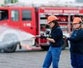 Bild: Uwe Anspach/dpa
Ilias (links) und Annabella, Mitglieder der Jugendfeuerwehr in Mannheim, halten bei einer Übung einen Feuerwehrschlauch in den Händen.